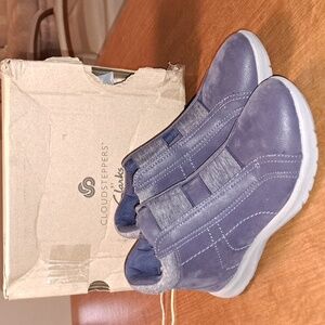 FLASH SALE  Clarks cloud steppers blue adella bend 6.5